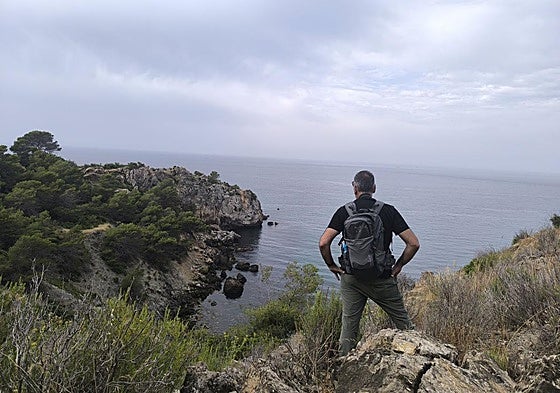 This route passes by some of the most spectacular spots of the Maro cliffs.