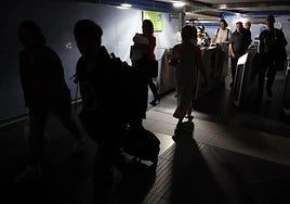 File image of the Madrid metro in darkness during the electricity blackout.