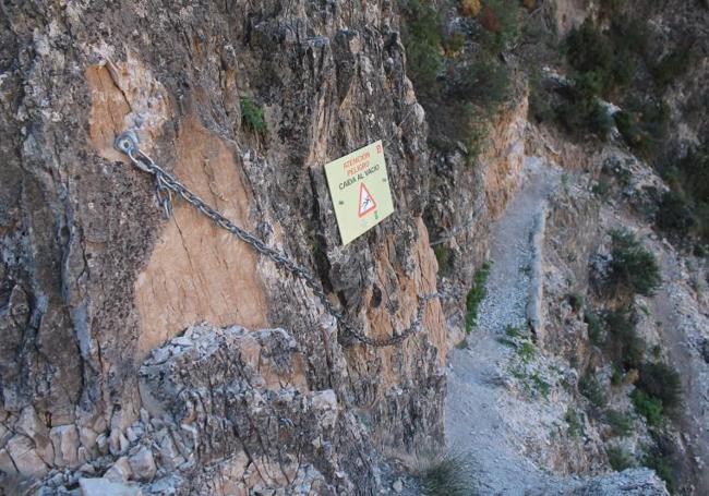 From the Sedella side, safety chains must be used to go up or down.