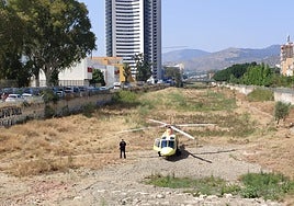 The moment when the air ambulance landed in Malaga city before the child was transported by road to the Materno Infantil Hospital.