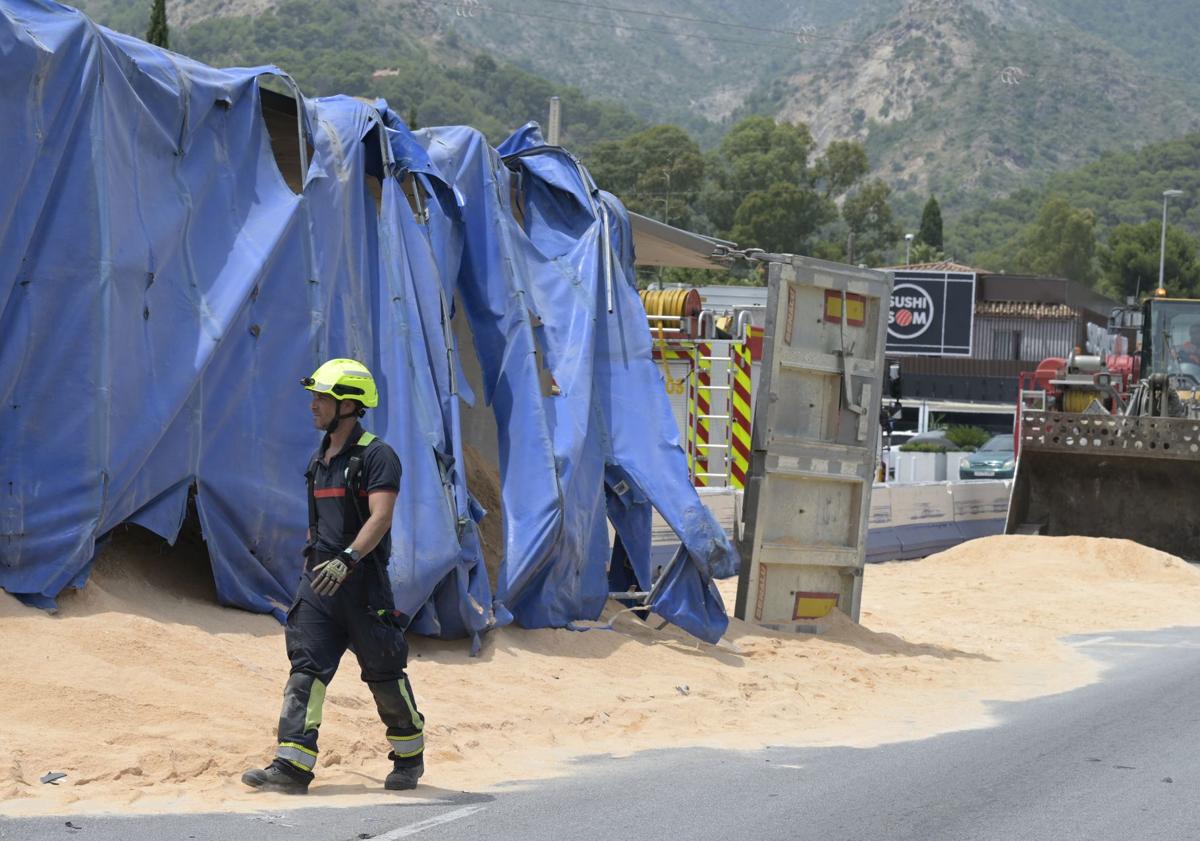 Imagen principal - Chaos on the Costa as lorry loaded with sand overturns on one of the key access roads to Marbella