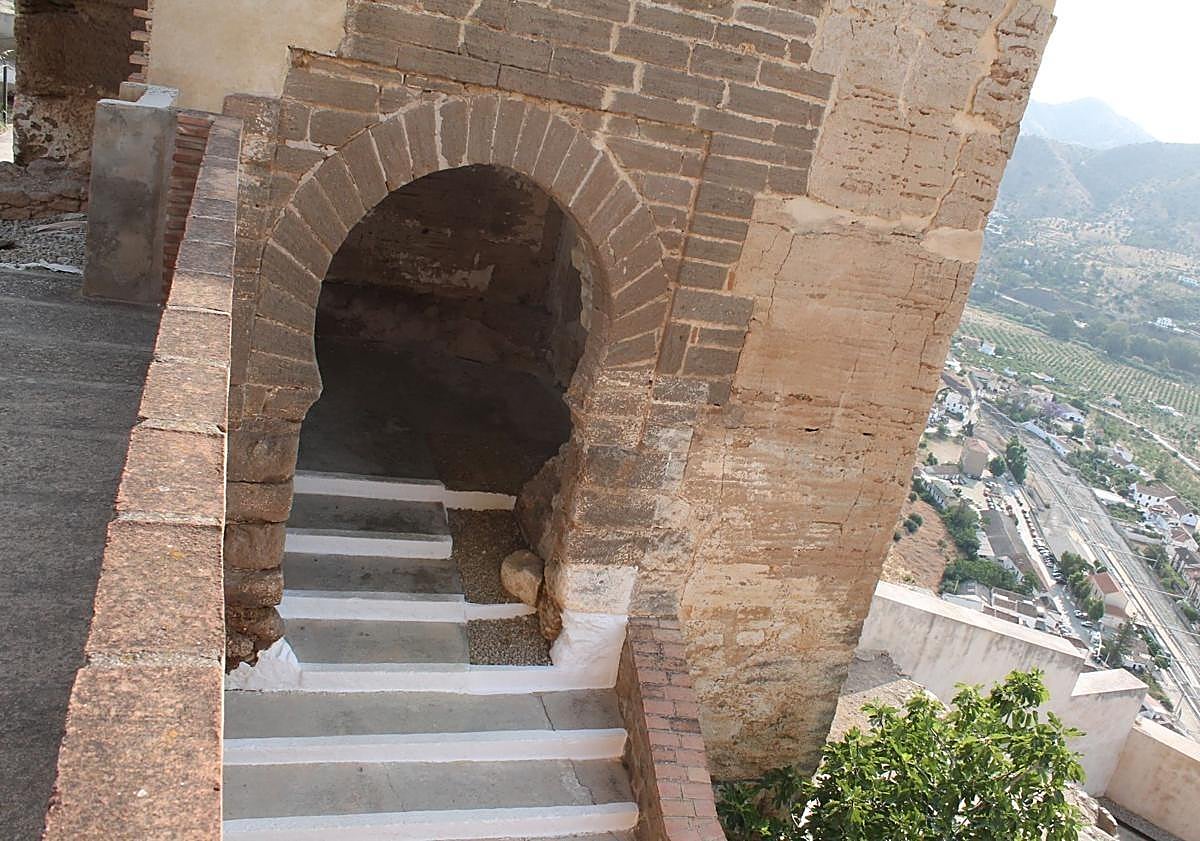 Imagen principal - This archictectural feature comes from the Nasrid period, when the arch was an entrance in a corner of the castle.