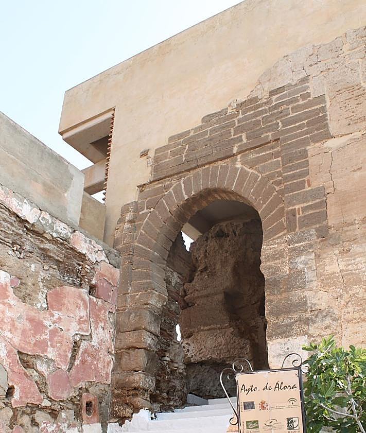 Imagen secundaria 2 - This archictectural feature comes from the Nasrid period, when the arch was an entrance in a corner of the castle.