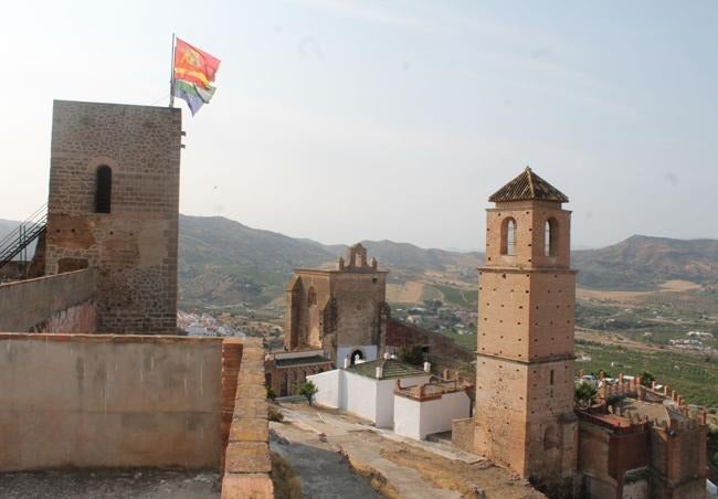 In the centre is the chapel of the Nazarene and either side are the towers.
