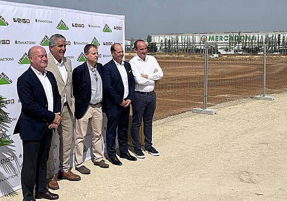 Mayor Manuel Barón and representatives of Leroy Merlin, the construction company and investors.