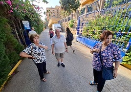 Some guests at the entrance to the Vivemar hotel car park.