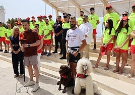 Dog trainer Miguel Sánchez-Merenciano (right), at the presentation of this summer's lifeguard service.