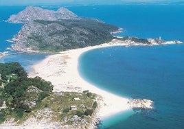Panoramic view of Rodas beach.
