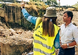 The councillor for the sector, Diego López, visiting the site.