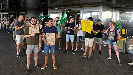Seven flights cancelled in Malaga on first day of Easyjet crew strike