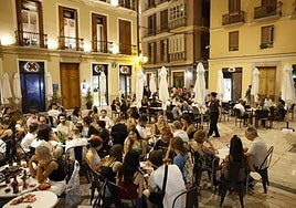 People in Andalucía cut back on eating out and leisure to pay for food and housing