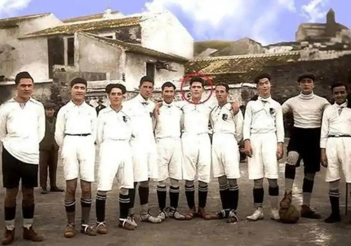 Nita Carmona, in the middle circled in red, dressed as a man to play in the team.