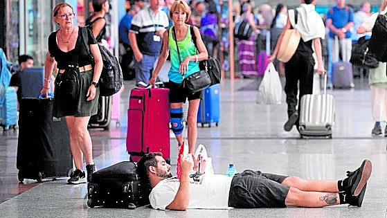 Coast suffers another day of rail chaos with delays of up to five hours on 20 trains between Malaga and Madrid