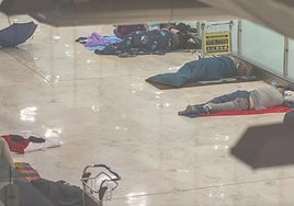 People spend the night in Barajas T4.