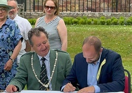 Cristóbal Corral, with Melrose community chairperson, Mike Sherlock.