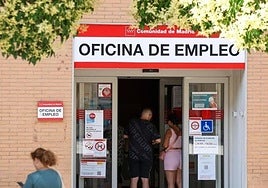 Spain's jobless number drops below 2.5m for first time in 17 years