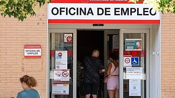 Spain's jobless number drops below 2.5m for first time in 17 years