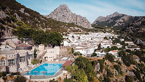 This must be the municipal pool with the most stunning views in the whole of Andalucía, and it only costs 2 euros to swim
