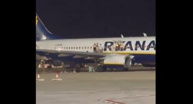 Evacuation of Ryanair plane at Palma airport in Mallorca leaves 18 people with minor injuries