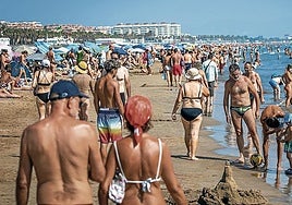 A beach in Valencia packed with holidaymakers.
