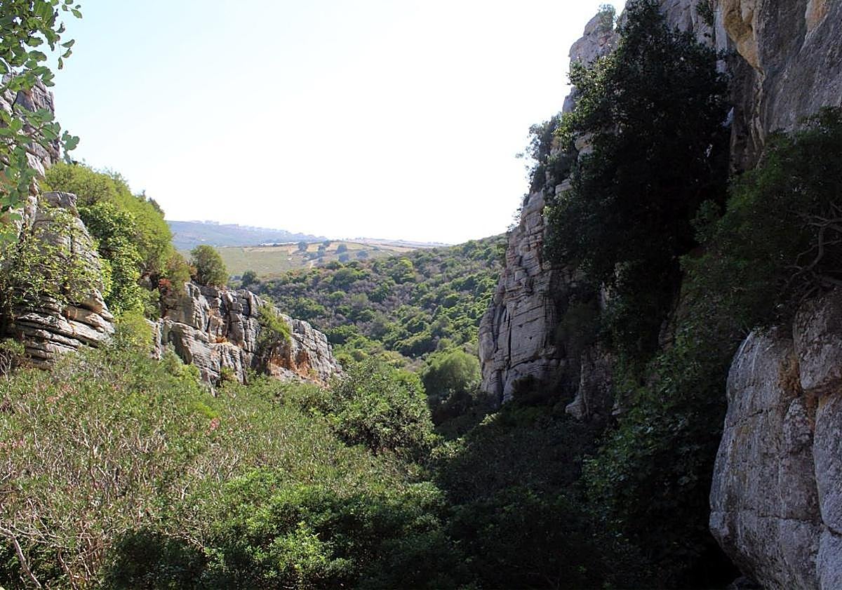 Imagen principal - A hike to the Costa del Sol through Europe's southernmost karst landscape that ends with a visit to a spa