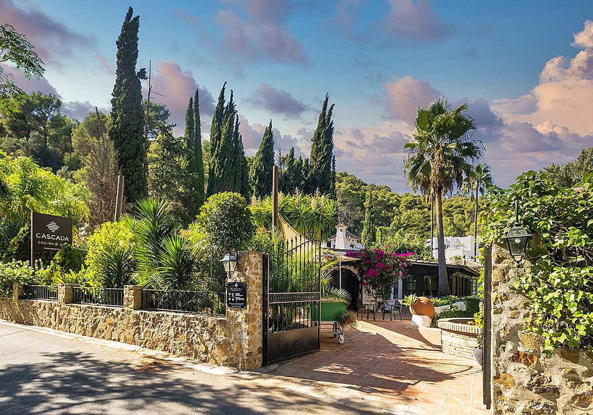 Imagen principal - The restaurant entrance, part of the dining room and the site of the waterfall. 