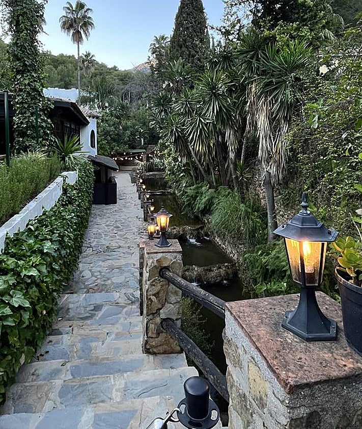 Imagen secundaria 2 - The restaurant entrance, part of the dining room and the site of the waterfall. 