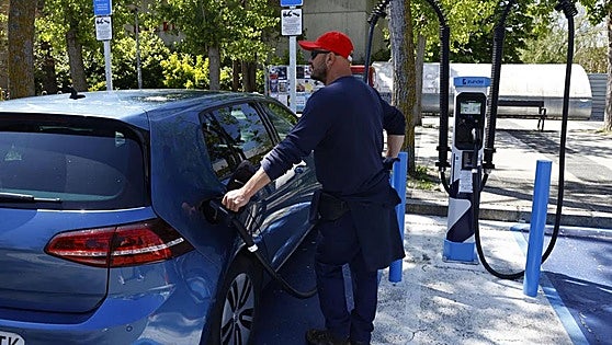 Warning about electric vehicle charging point scams in Spain