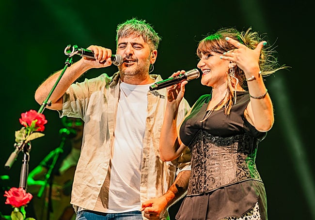 Estopa and Rozalén appear on stage together