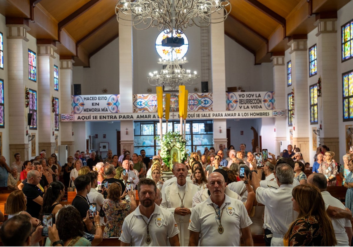 La Chiquita arrives at the parish church of La Virgen del Carmen.