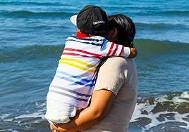 Photo of the little boy and his mother on the El Dedo beach.