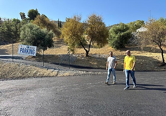 The mayor and the councillor at the new parking space in Cártama Pueblo.