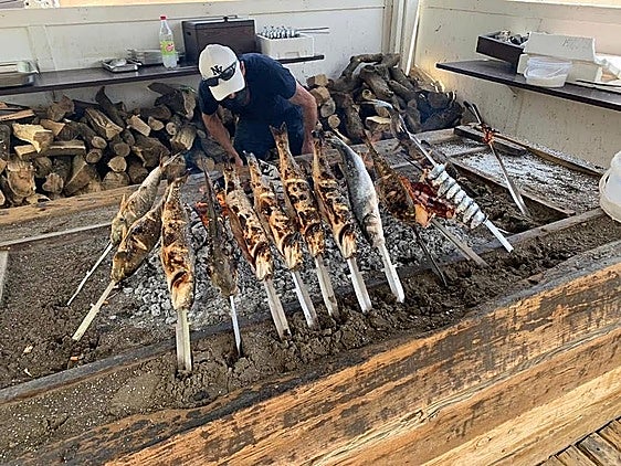 At Manilva's 'chiringuitos', you can enjoy the best skewered fish. Pictured here, a moment of preparation at Chiringuito Ramos.