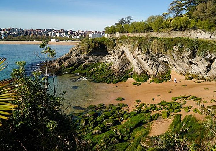 Image of the beach of Los Molinucos, Santander
