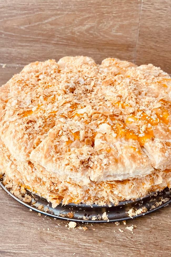 At El Garito de Juan, all the desserts are homemade, like this puff pastry tart with mandarin orange.