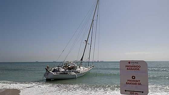 The mystery of the Malaga taxi driver's sailing boat that ended up stranded on a beach in Valencia