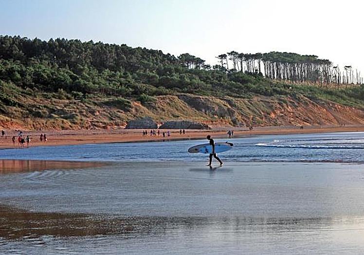 A picture of Somo beach, one of the best surfing locations in Cantabria.