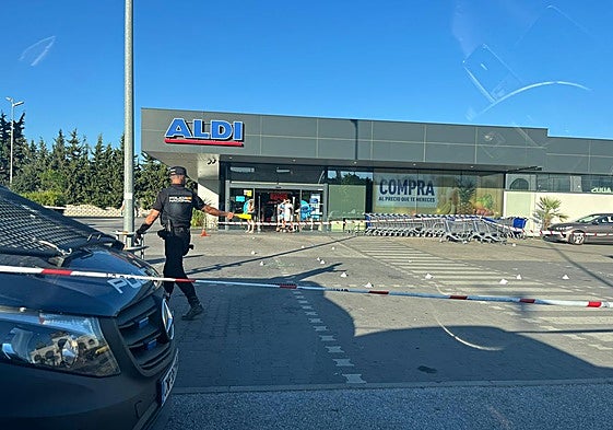 Shooting incident in supermarket car park on Costa del Sol leaves one person wounded by stray bullet