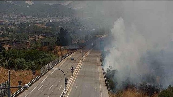 Video: Major wildfire on outskirts of Malaga forces access road to be closed