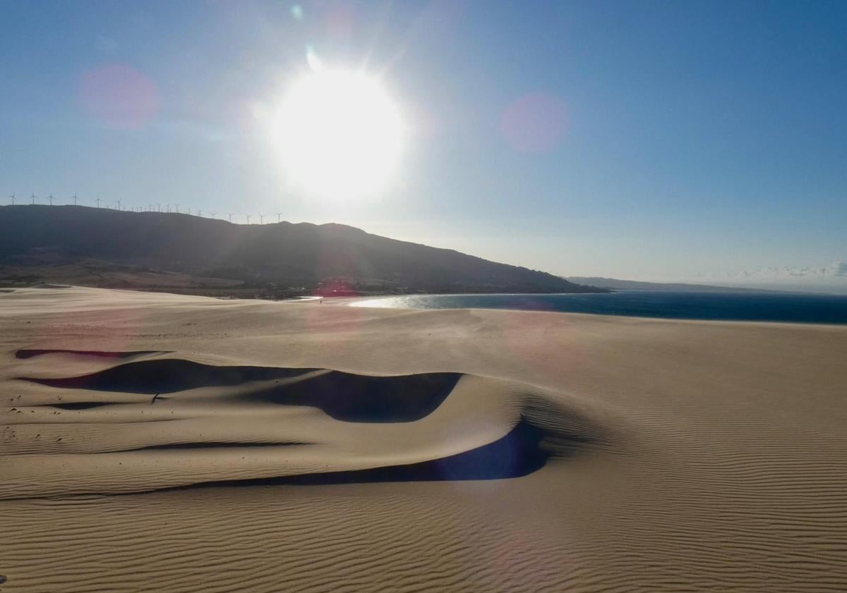 Imagen principal - The breathtaking road through sand dunes that leads to a beach paradise in southern Spain