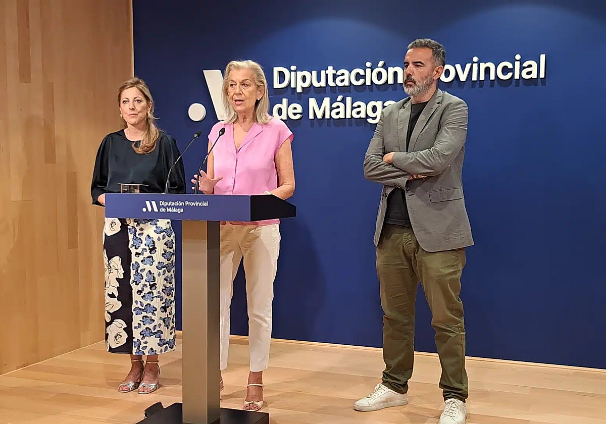 Caracuel, in the centre, together with provincial authority delegates Mari Carmen Martínez and Luis Rodríguez for the PP party.