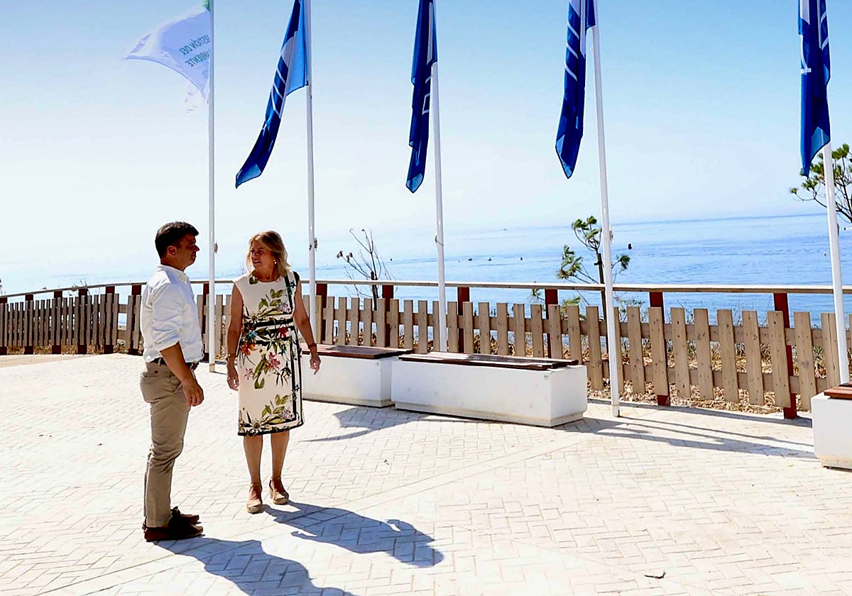The mayor, Ángeles Muñoz, and the councillor, Diego López, at the hoisting of the blue flags.
