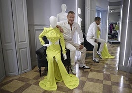 Rafael Urquizar in his atelier in Alameda Principal.