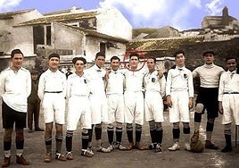 Vélez C. F. team in 1922 with Anita Carmona in the centre.
