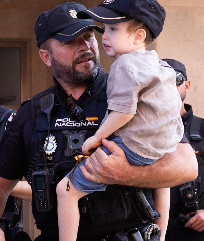 Imagen secundaria 2 - The brave Malaga boy with a rare disease who dreams of becoming a policeman