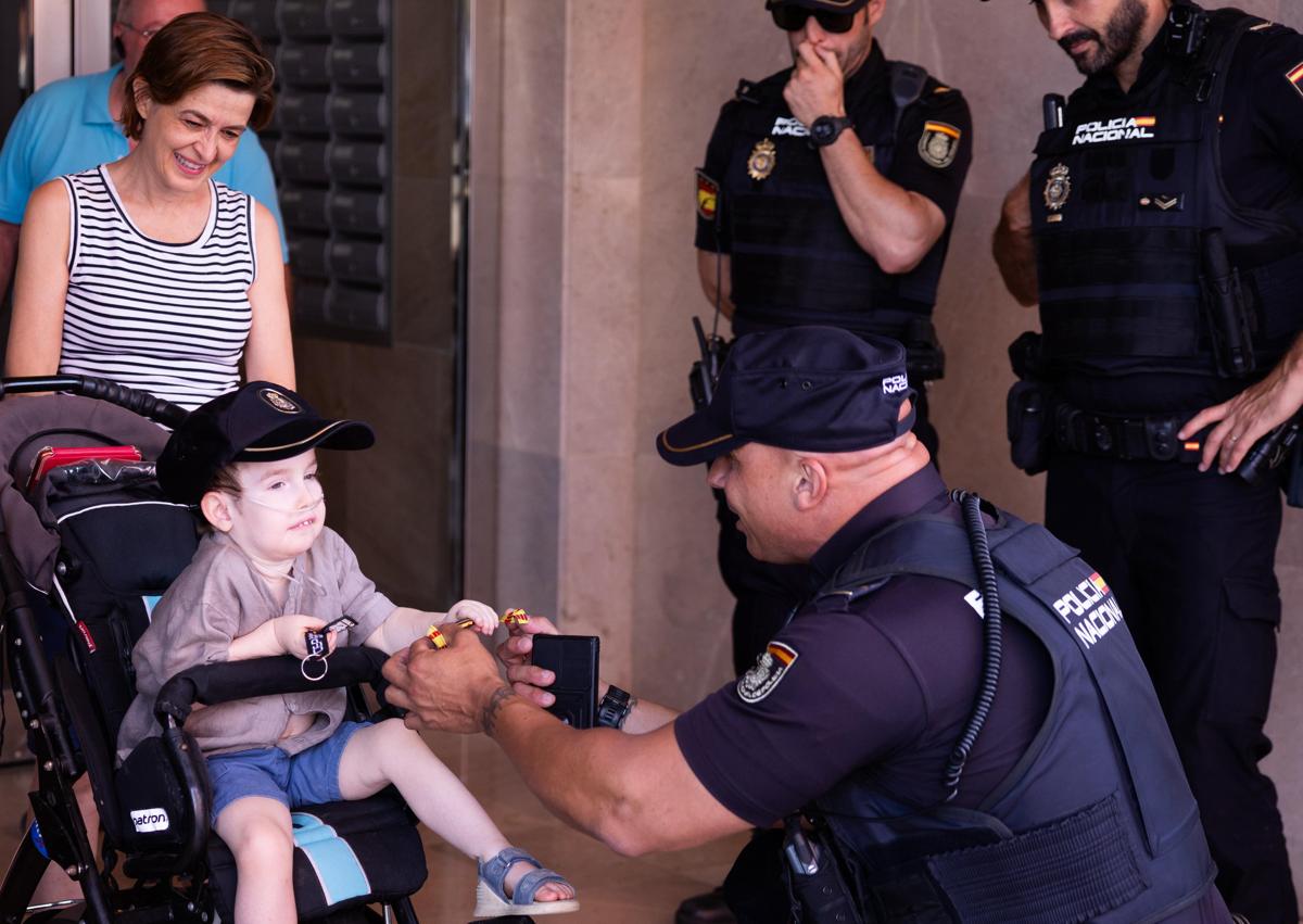 Imagen secundaria 1 - The brave Malaga boy with a rare disease who dreams of becoming a policeman