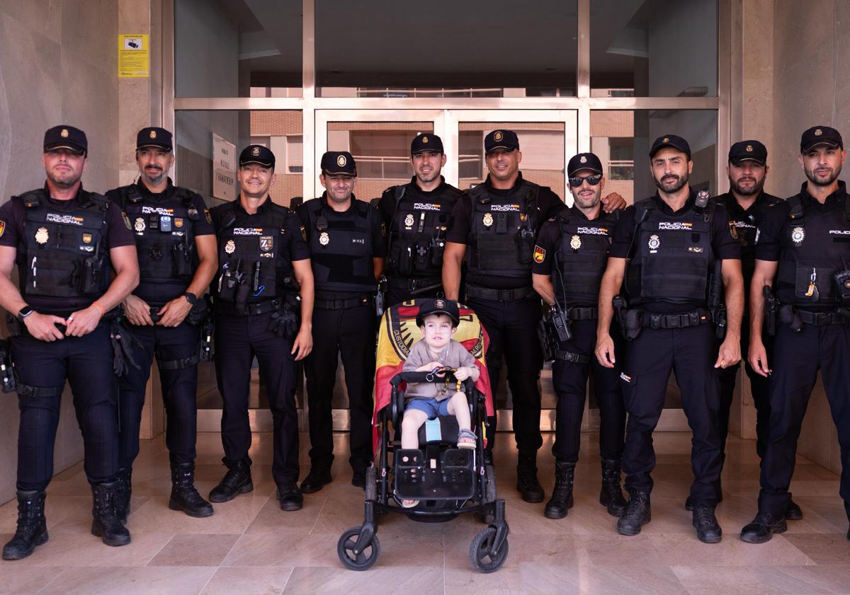 Imagen principal - The brave Malaga boy with a rare disease who dreams of becoming a policeman