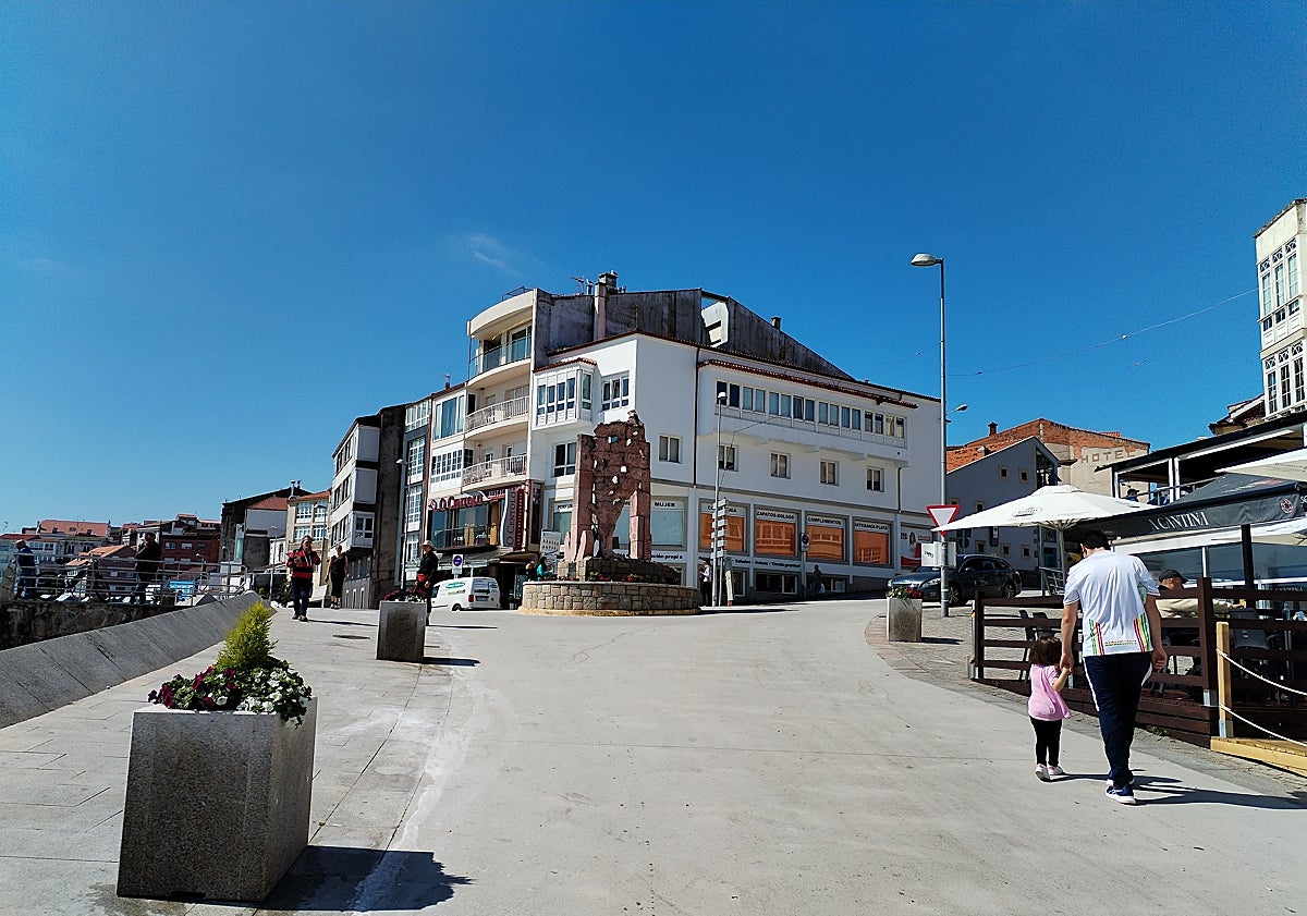 Imagen principal - Fisterra village, meeting points and 'message desks'.