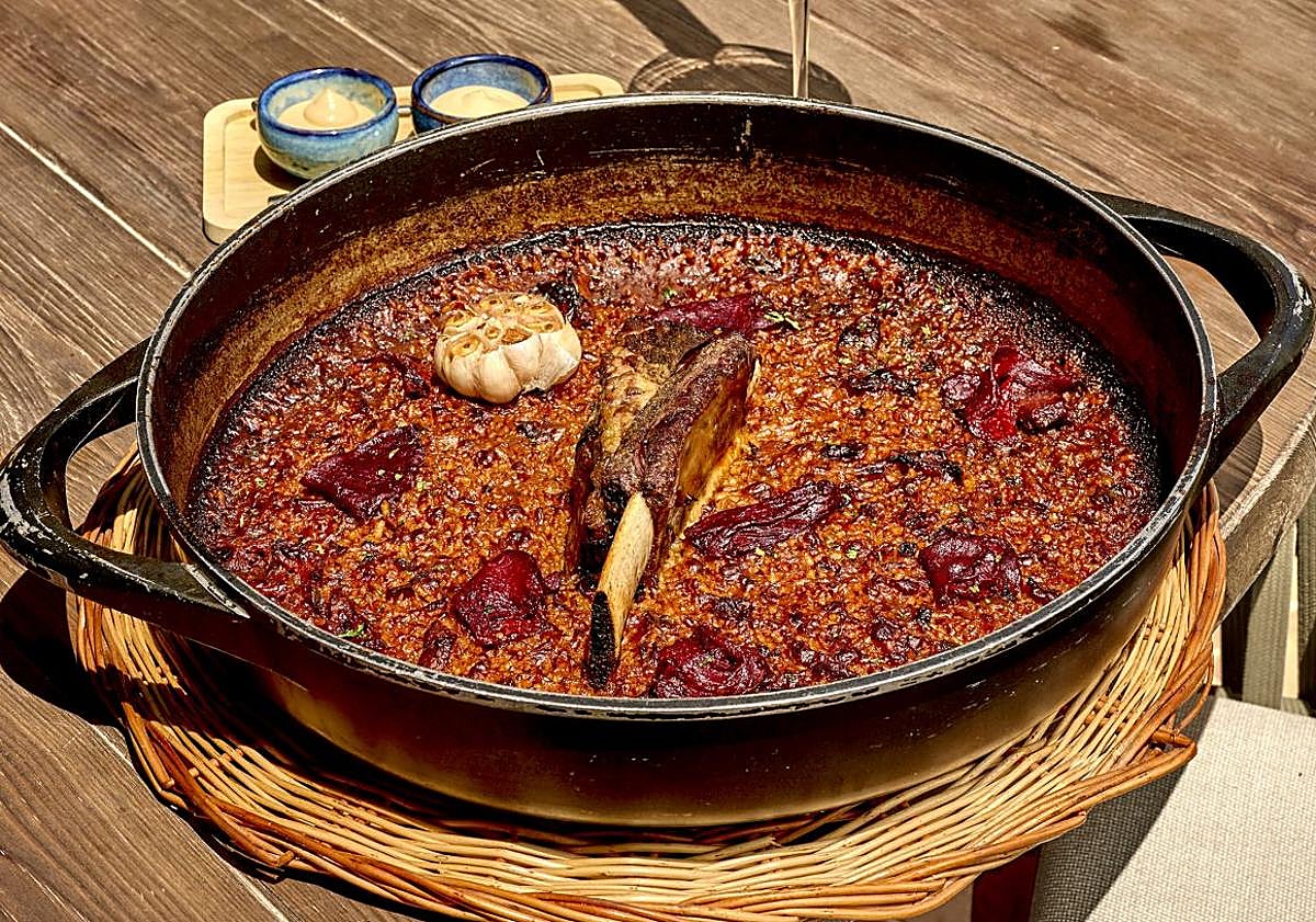 Imagen principal - Rice with ribs and piquillo peppers from Bardot. Cuttlefish black rice from Berebere. Cuttlefish and prawn black rice from Jara.