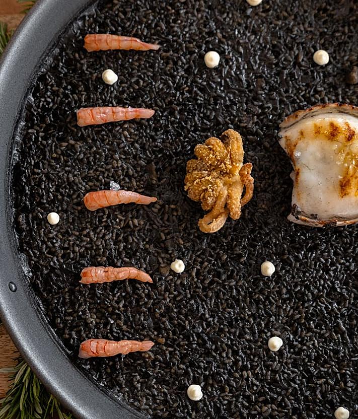 Imagen secundaria 2 - Rice with ribs and piquillo peppers from Bardot. Cuttlefish black rice from Berebere. Cuttlefish and prawn black rice from Jara.